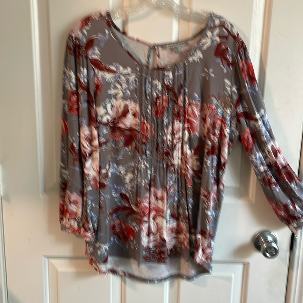 Casual knit long sleeve blouse.